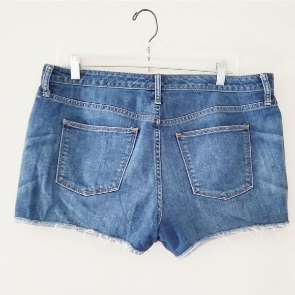 Universal Thread shorts with button fly closure - Picture 2 of 5